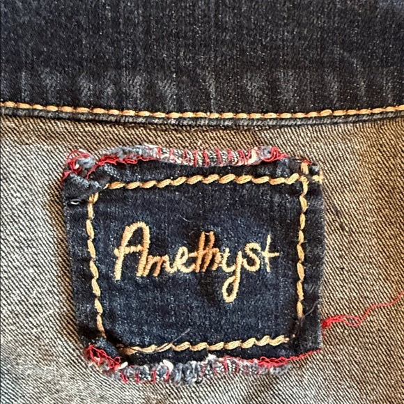 Effortless & endlessly versatile. Darkwash denim jacket is perfect for layering - Picture 6 of 7